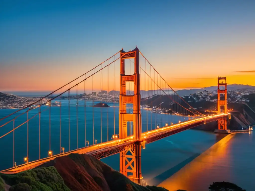 Puesta de sol dorada sobre el Puente Golden Gate Vibrante atardecer en el icónico puente Golden Gate en San Francisco