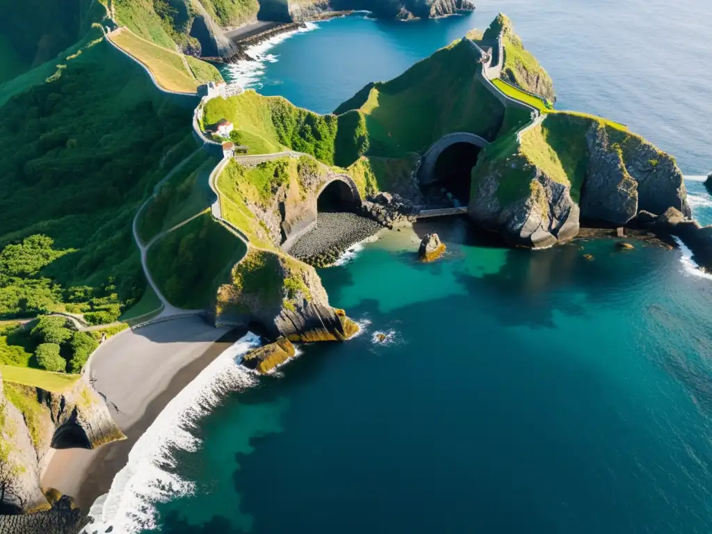 Vista aérea de la costa escarpada de Gaztelugatxe con el icónico Puente de San Juan de Gaztelugatxe destacándose, rodeado de mar azul profundo y acantilados rocosos