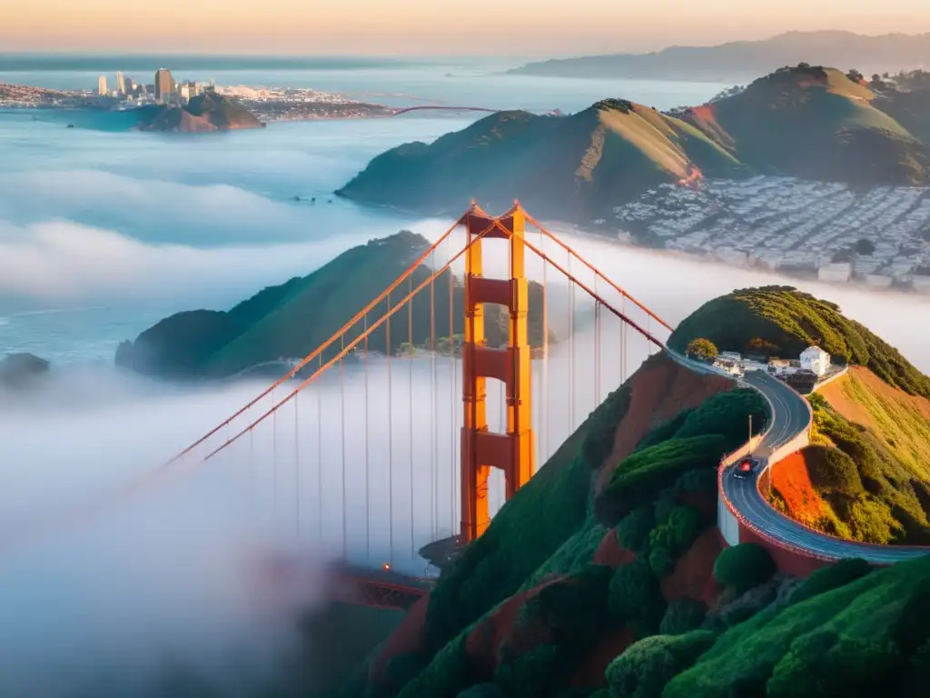 Vista aérea del icónico Puente Golden Gate envuelto en niebla ligera, con la ciudad de fondo