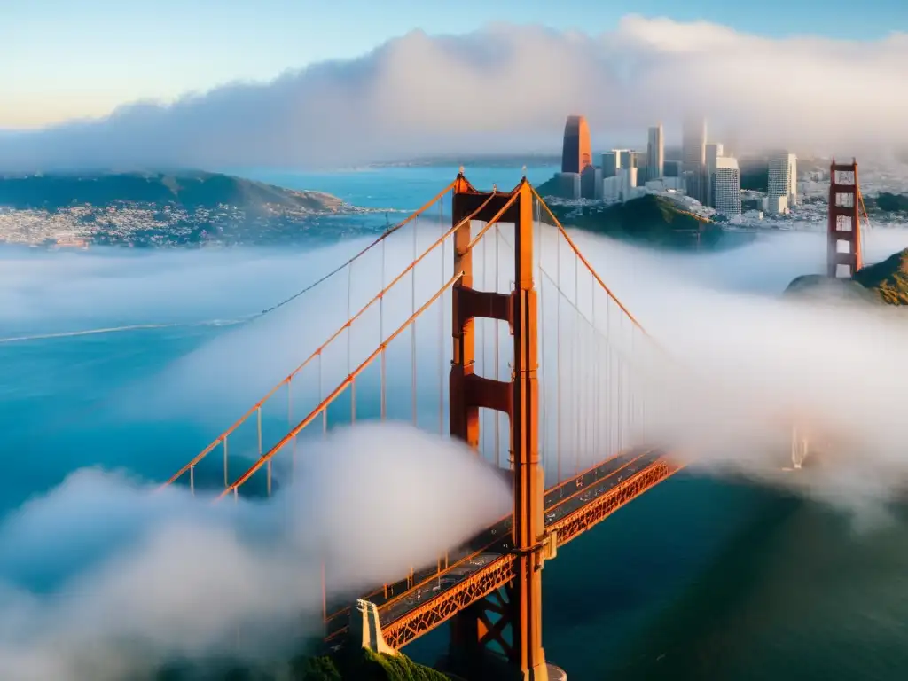 Vista aérea del icónico Puente Golden Gate envuelto en mística niebla, evocando su importancia cultural