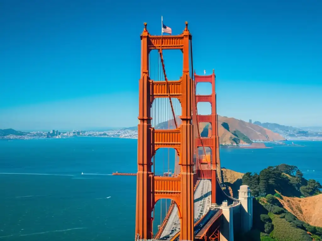 Vista aérea del icónico Puente Golden Gate en San Francisco, con sus majestuosas torres rojo-naranja y cables geométricos sobre la ciudad y la bahía, destacando su grandiosidad y diseño impresionante para exposiciones interactivas puentes icónicos