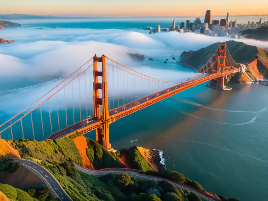 Vista aérea del icónico Puente Golden Gate en San Francisco, California, en una mañana brumosa