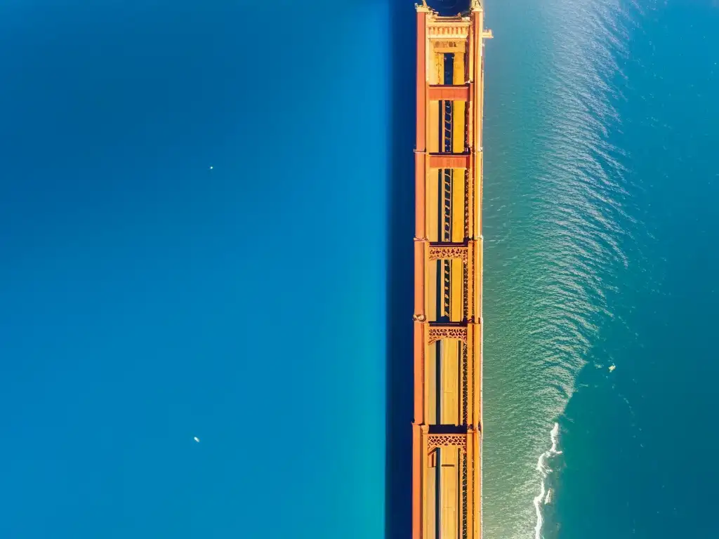 Vista aérea impresionante del icónico Puente Golden Gate en San Francisco, con reflejos dorados sobre el agua y el horizonte urbano al fondo