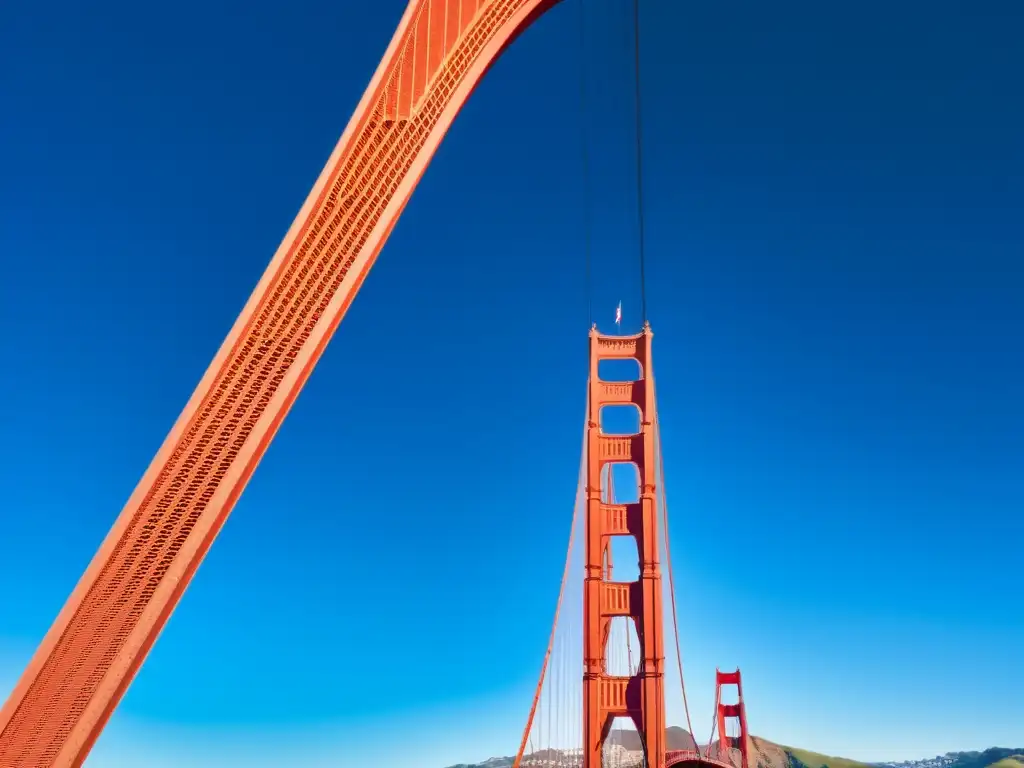 Vista aérea impresionante del Puente Golden Gate sobre el océano, destacando su majestuosidad