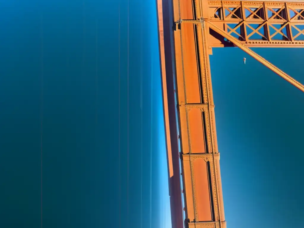 Vista aérea del intrincado diseño de cables y vigas de acero del icónico puente Golden Gate, bañado por la cálida luz matutina