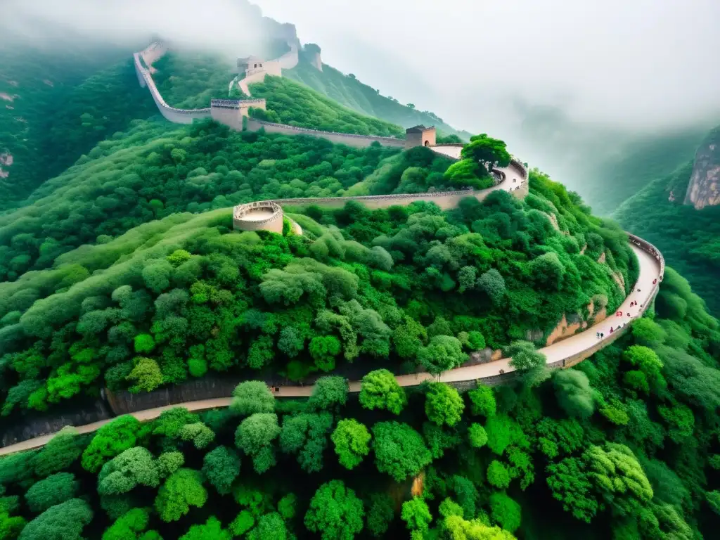 Vista aérea del misterioso Puente de los Espíritus en China, rodeado de montañas verdes y neblina, con senderistas en la distancia