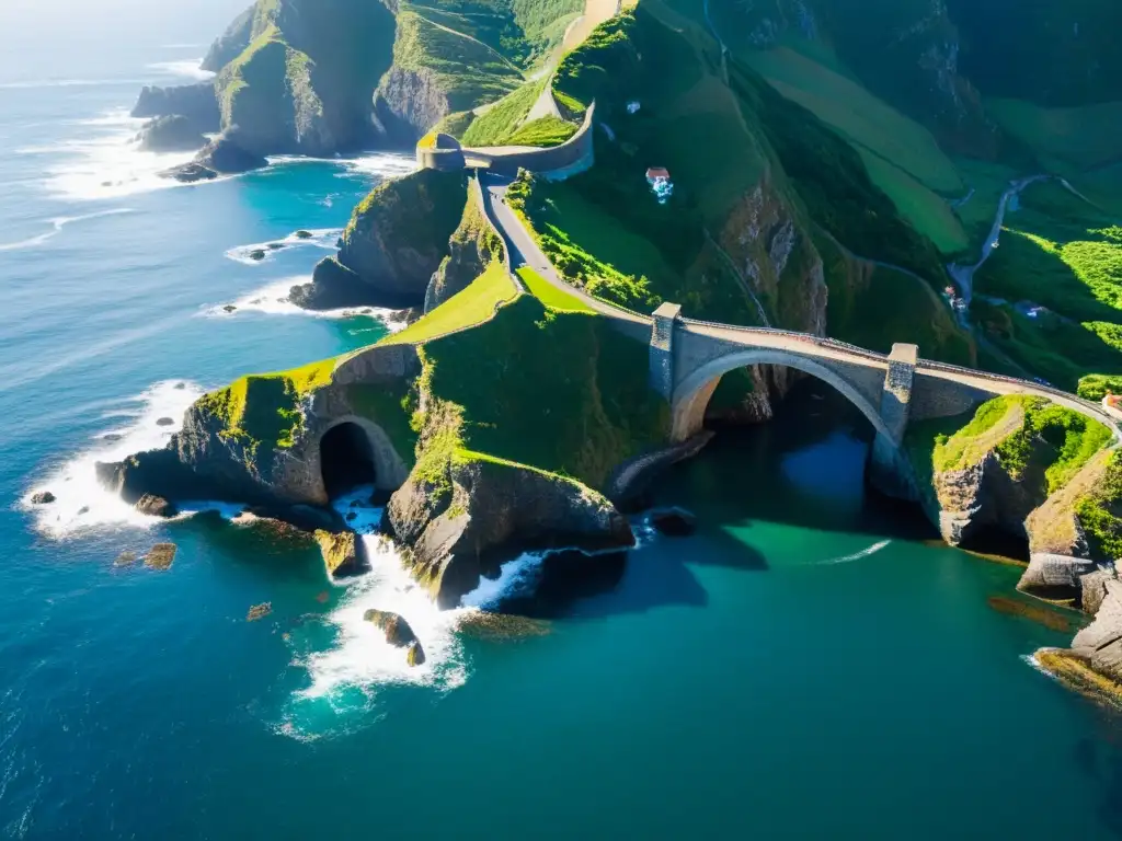 Vista aérea del Puente de San Juan de Gaztelugatxe, con la costa escarpada y el mar azul profundo, rodeado de verde exuberante y olas rompientes