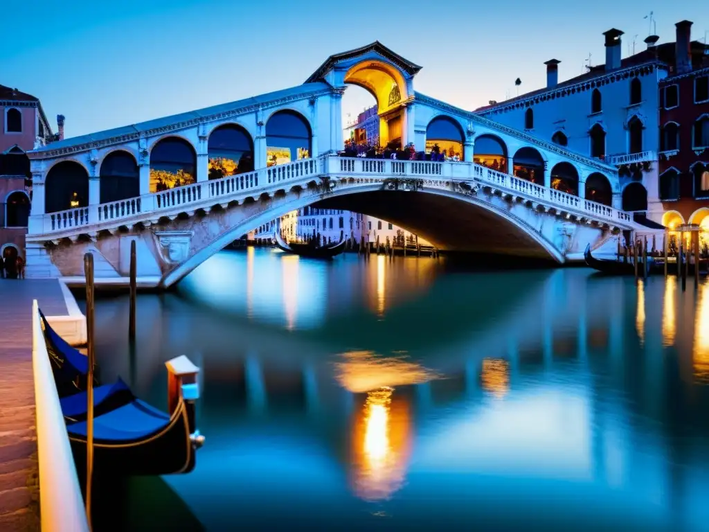 Vista detallada del Puente de Rialto en Venecia, con su arquitectura icónica, góndolas y actividad cultural a orillas del Gran Canal al atardecer