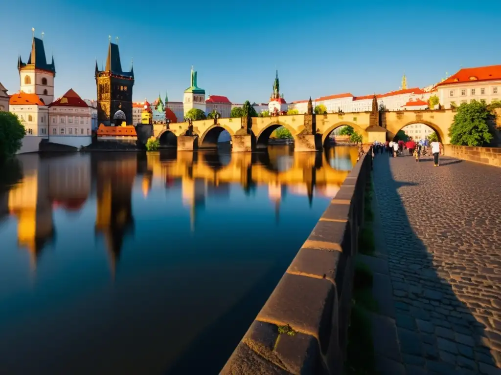 Vista detallada del Puente Carlos en Praga al atardecer, resaltando la historia y arquitectura del Puente Charles con la cálida luz dorada del sol poniente