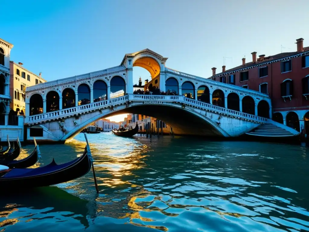 Vista detallada del Puente de Rialto en Venecia al atardecer, reflejando la belleza de pinturas y esculturas en puentes