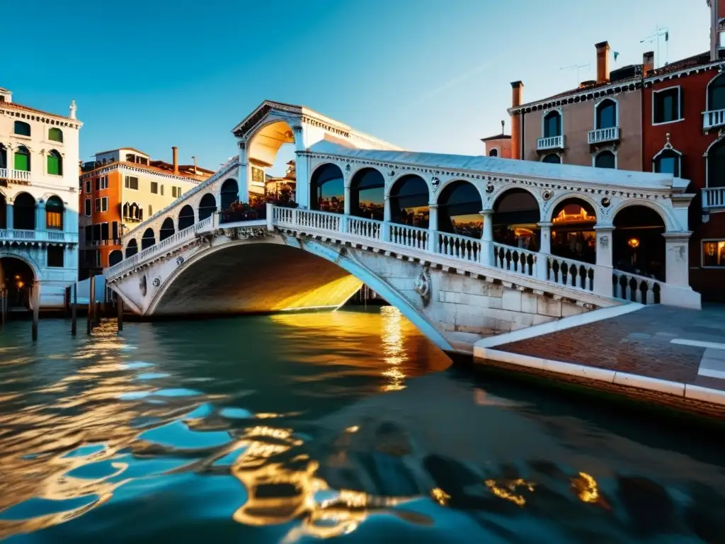 Vista detallada del Puente de Rialto en Venecia, con cálida luz solar y detalles arquitectónicos