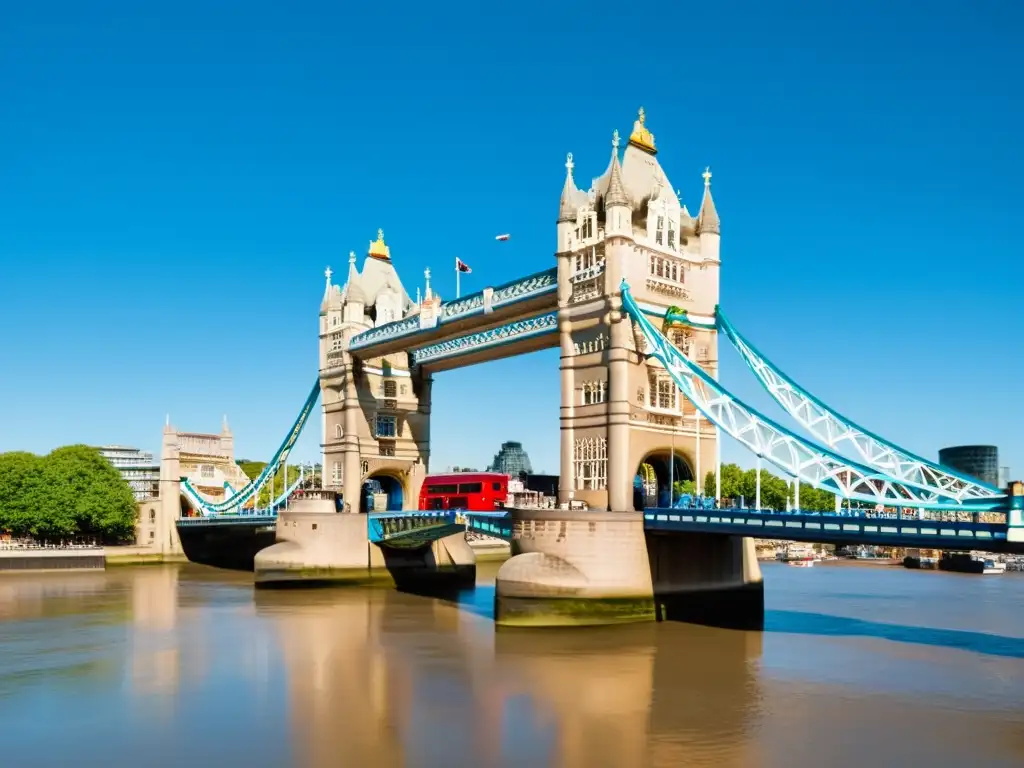 Vista detallada del Puente de la Torre de Londres en un día claro, resaltando su historia y arquitectura icónica