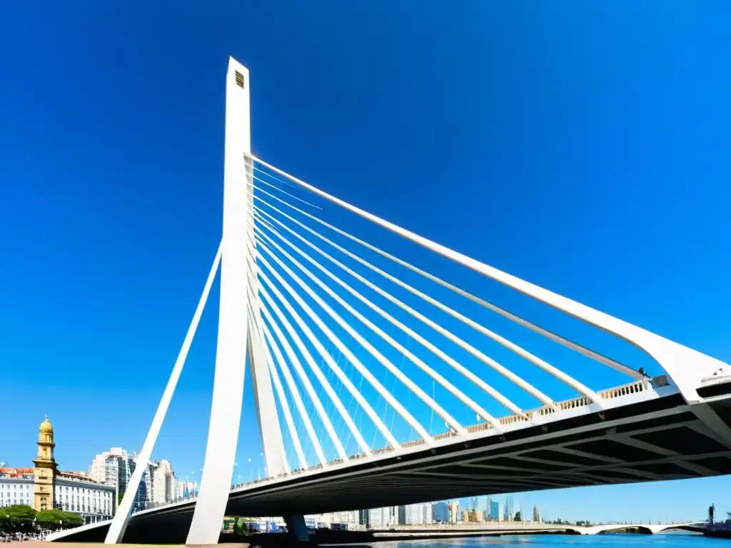 Vista dinámica del Puente de la Mujer Buenos Aires, destacando su elegante diseño blanco en contraste con el cielo azul vibrante y el bullicio urbano