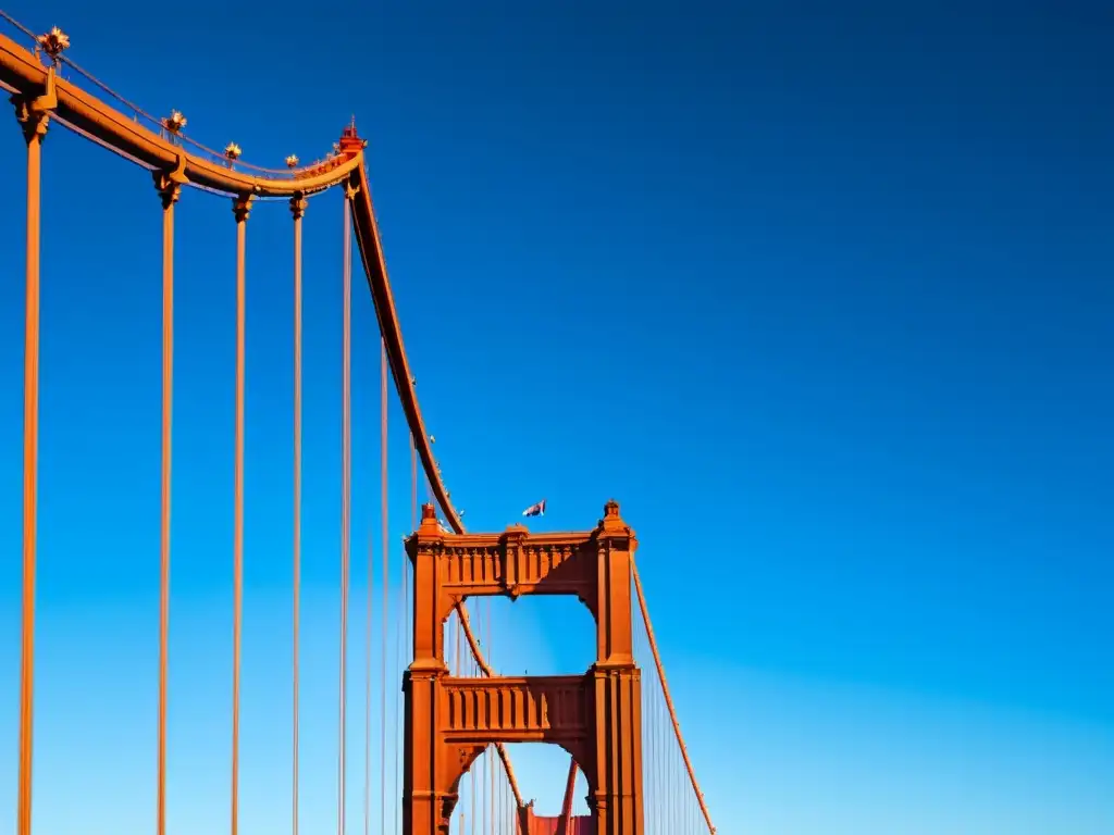 Vista imponente del famoso puente Golden Gate en San Francisco, con sus torres rojo anaranjadas destacando contra el cielo azul