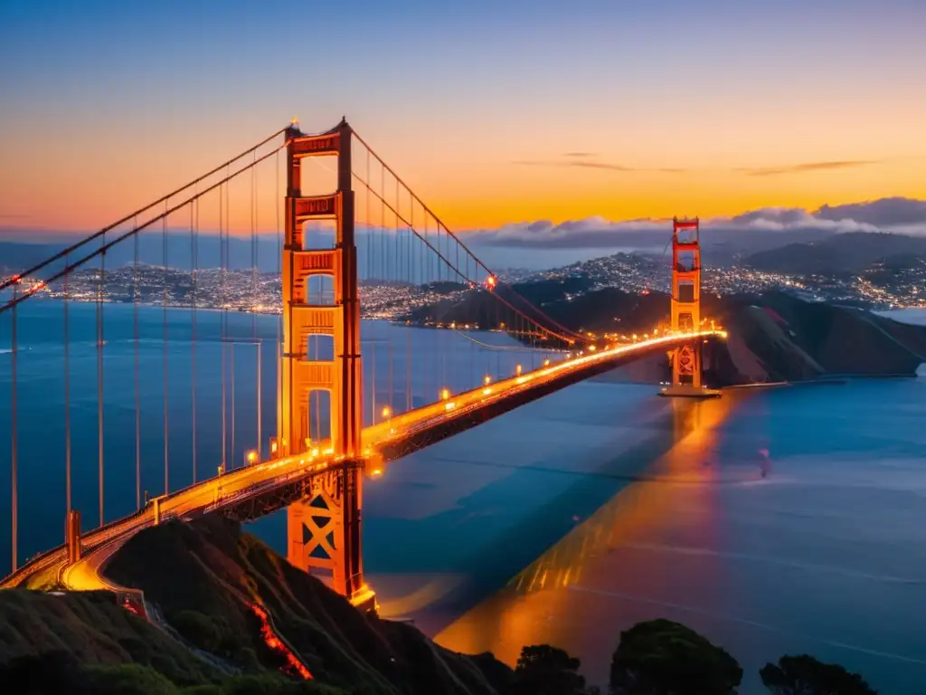 Vista impresionante del Puente Golden Gate al atardecer, destacando su arquitectura icónica en contraste con la belleza natural del paisaje