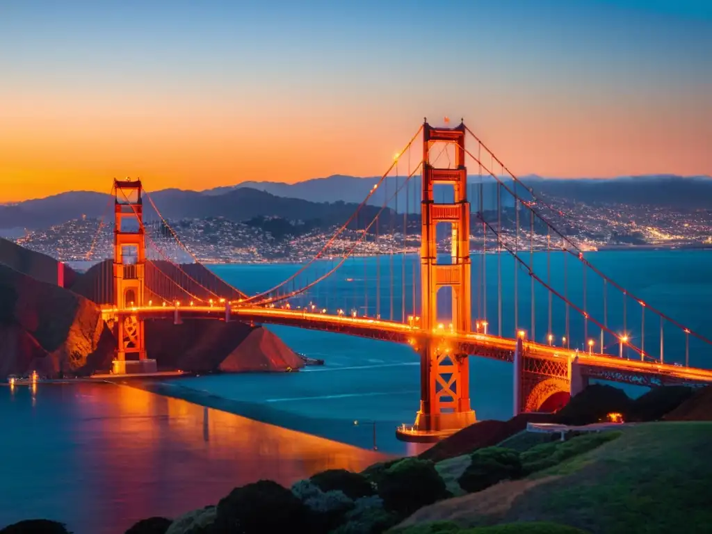 Vista impresionante del Puente Golden Gate al atardecer en San Francisco, con su icónico color rojo anaranjado iluminado por el sol