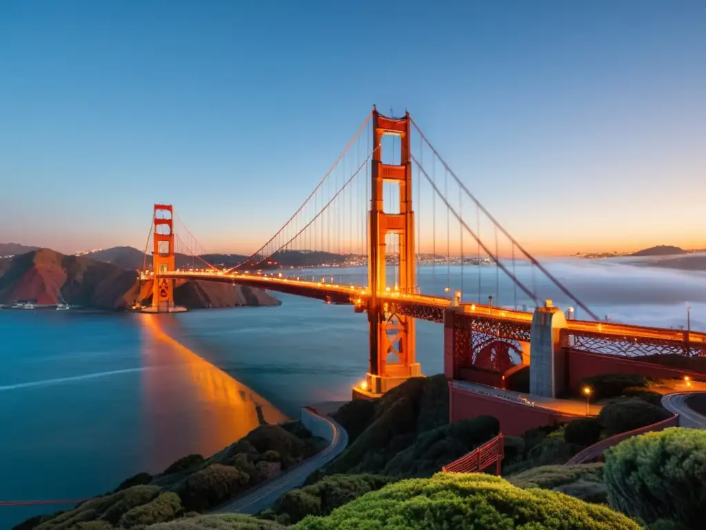 Vista impresionante del Puente Golden Gate en San Francisco, resaltando sus detalles y la majestuosidad de sus torres en la bruma