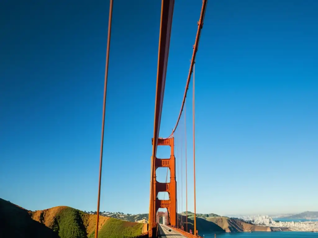 Una vista impresionante del icónico Puente Golden Gate en San Francisco, destacando su ingeniería y belleza contra el cielo azul