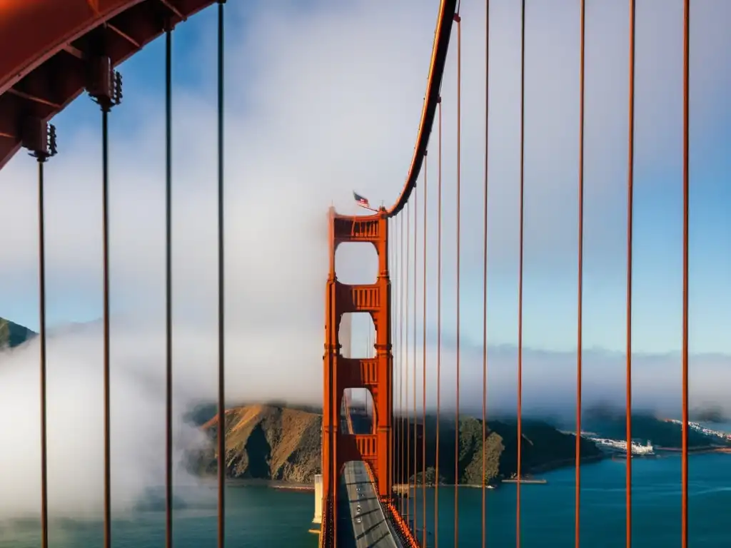 Vista impresionante del icónico puente Golden Gate en San Francisco, envuelto en la neblina