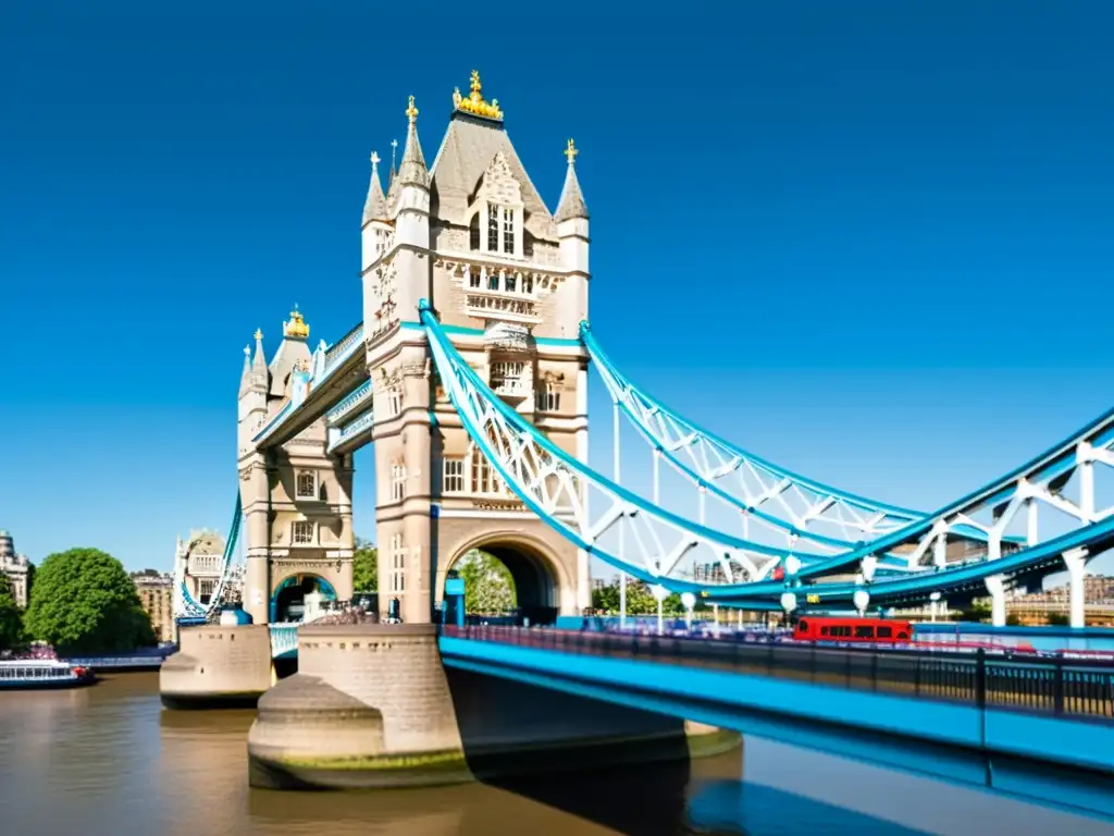 Vista impresionante del legado arquitectónico del Puente de la Torre en Londres, con detalles victorianos y actividad turística vibrante