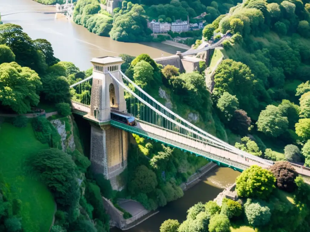 Vista impresionante del puente colgante Clifton resalta su historia y grandeza arquitectónica en contraste con la exuberante naturaleza de Avon Gorge