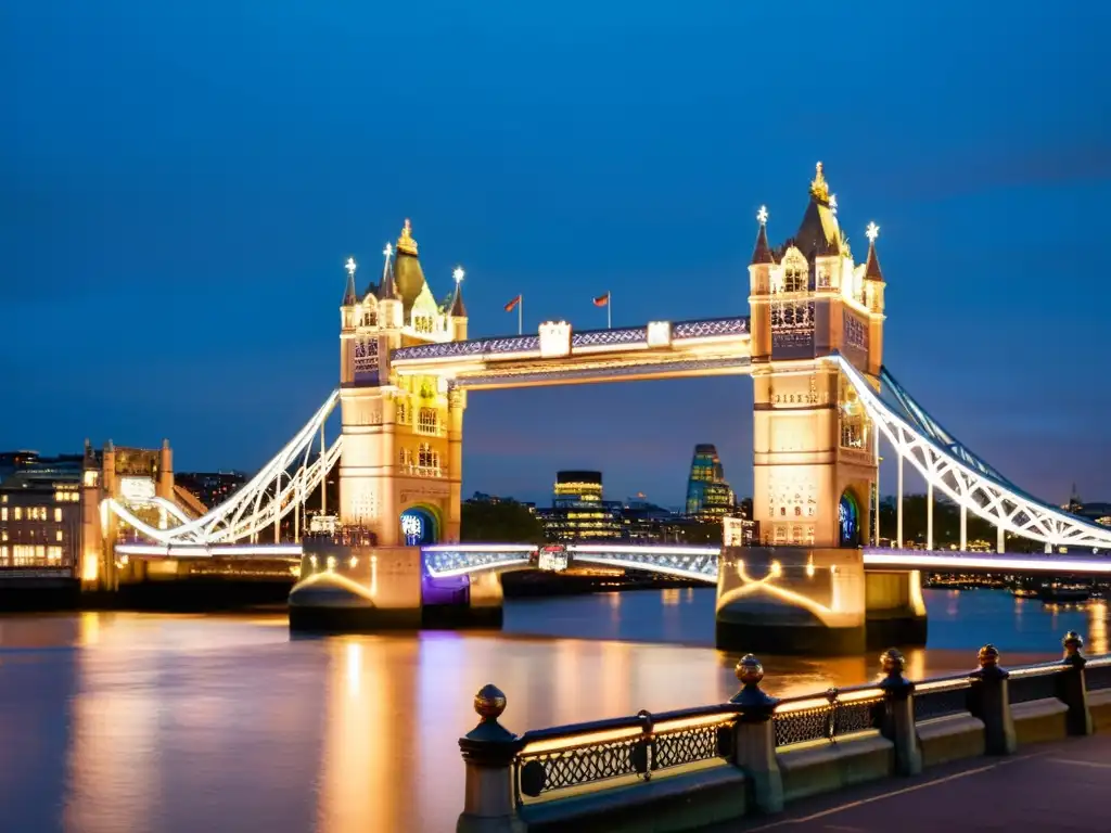 Vista nocturna del icónico Puente de la Torre en Londres, con luces de la ciudad reflejándose en el río Támesis