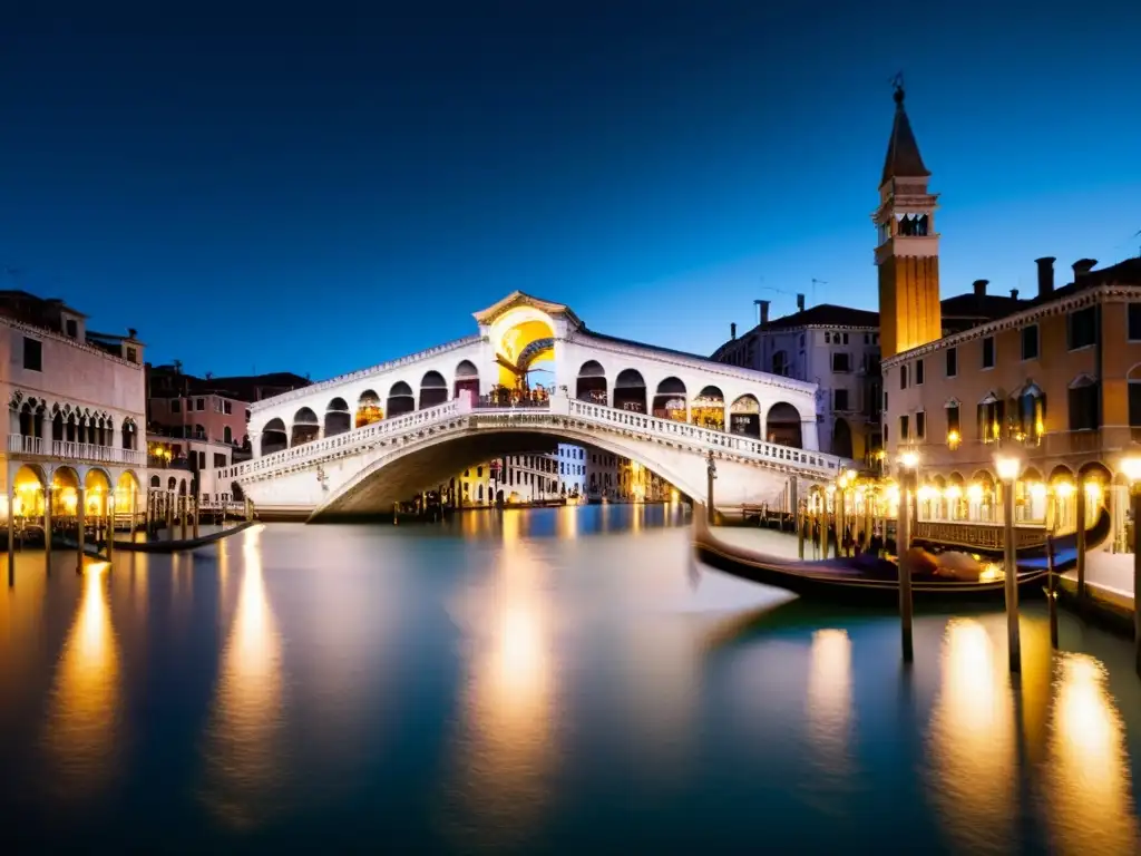 Vista nocturna del Puente de Rialto en Venecia, Italia, con luces doradas y góndolas creando senderos de luz