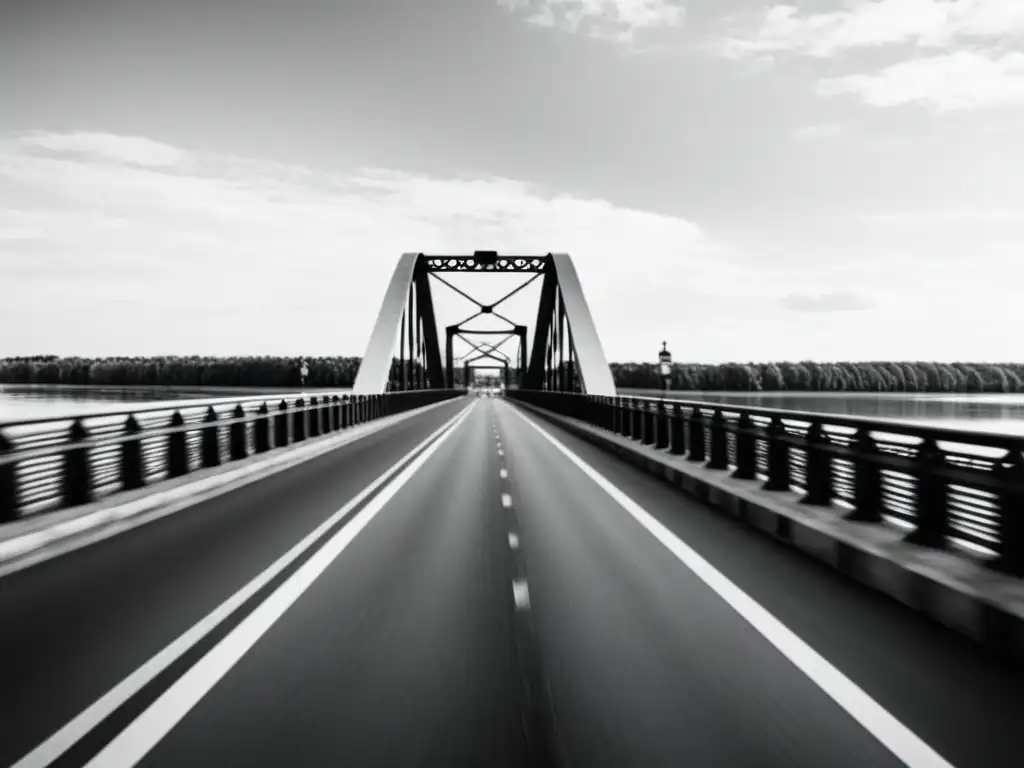 Vista panorámica en blanco y negro del Puente de los Espías sobre el río Havel, con un coche vintage cruzando