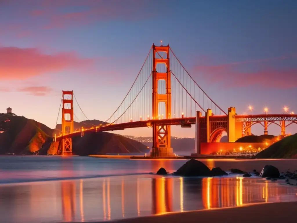 Vista panorámica del icónico Puente Golden Gate al atardecer, con sus majestuosas torres rojas reflejadas en el agua