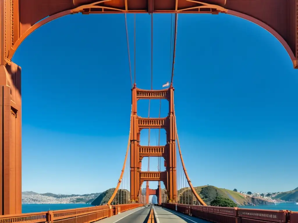 Vista panorámica del icónico puente Golden Gate en San Francisco, con su intrincada arquitectura y su impacto cultural en la ciudad y la bahía