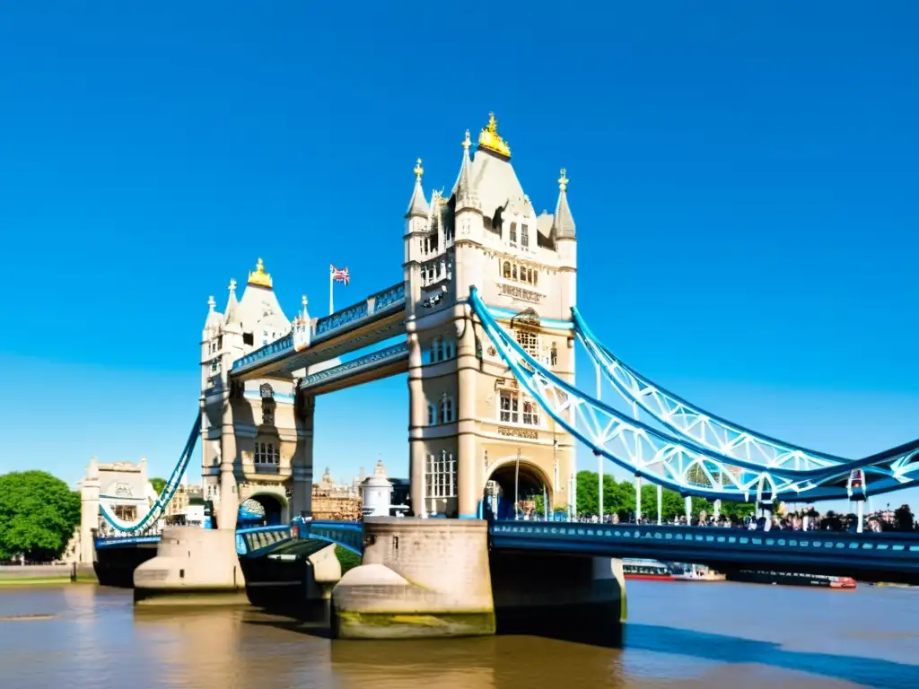 Vista soleada del Puente de la Torre en Londres, un icono para enamorados