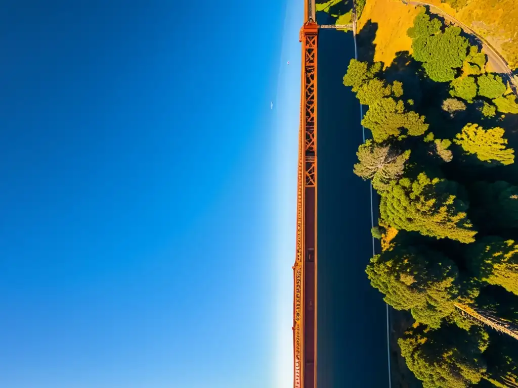 Vista única del icónico Puente Golden Gate en San Francisco, destacando su arquitectura cultural y paisaje natural